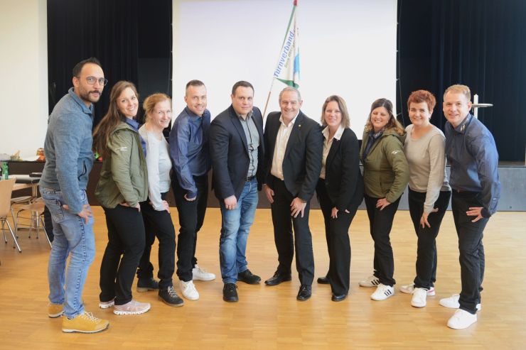  Gruppenbild der DV-Repräsentanten + Gäste, v. l.: Nathan Mahindan (TBOE, Ressort Spielmeisterschaften), Eva Zambetti (TBOE, Ressort Wettkämpfe), Ursula Schweizer (TBOE, Ressort Ausbildung), Christian von Allmen (TBOE, Ressort Dienste), Semir Hermidas (St